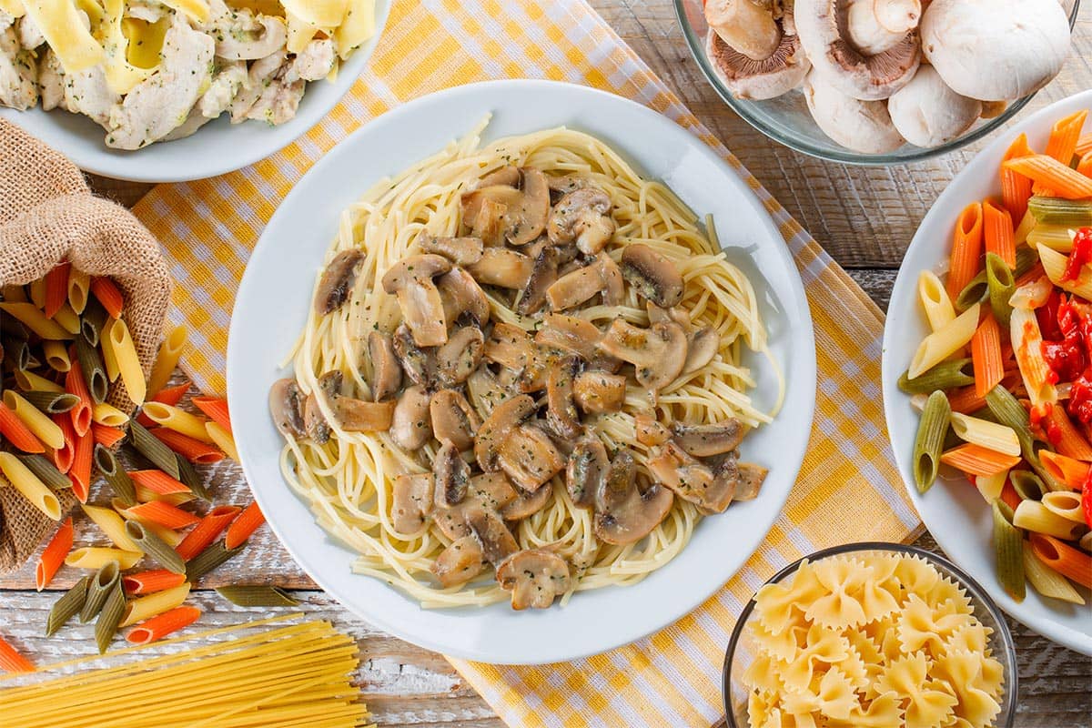 boglar_0002_assorted-pasta-meals-plates-with-raw-pasta-mushrooms