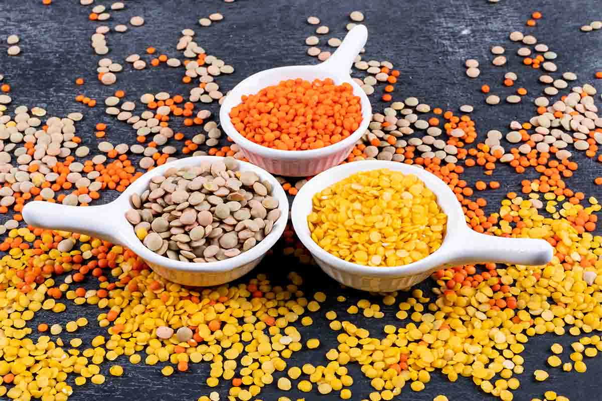 boglar_0001_different-lentils-mini-white-spice-bowls-black-stone-table-side-view