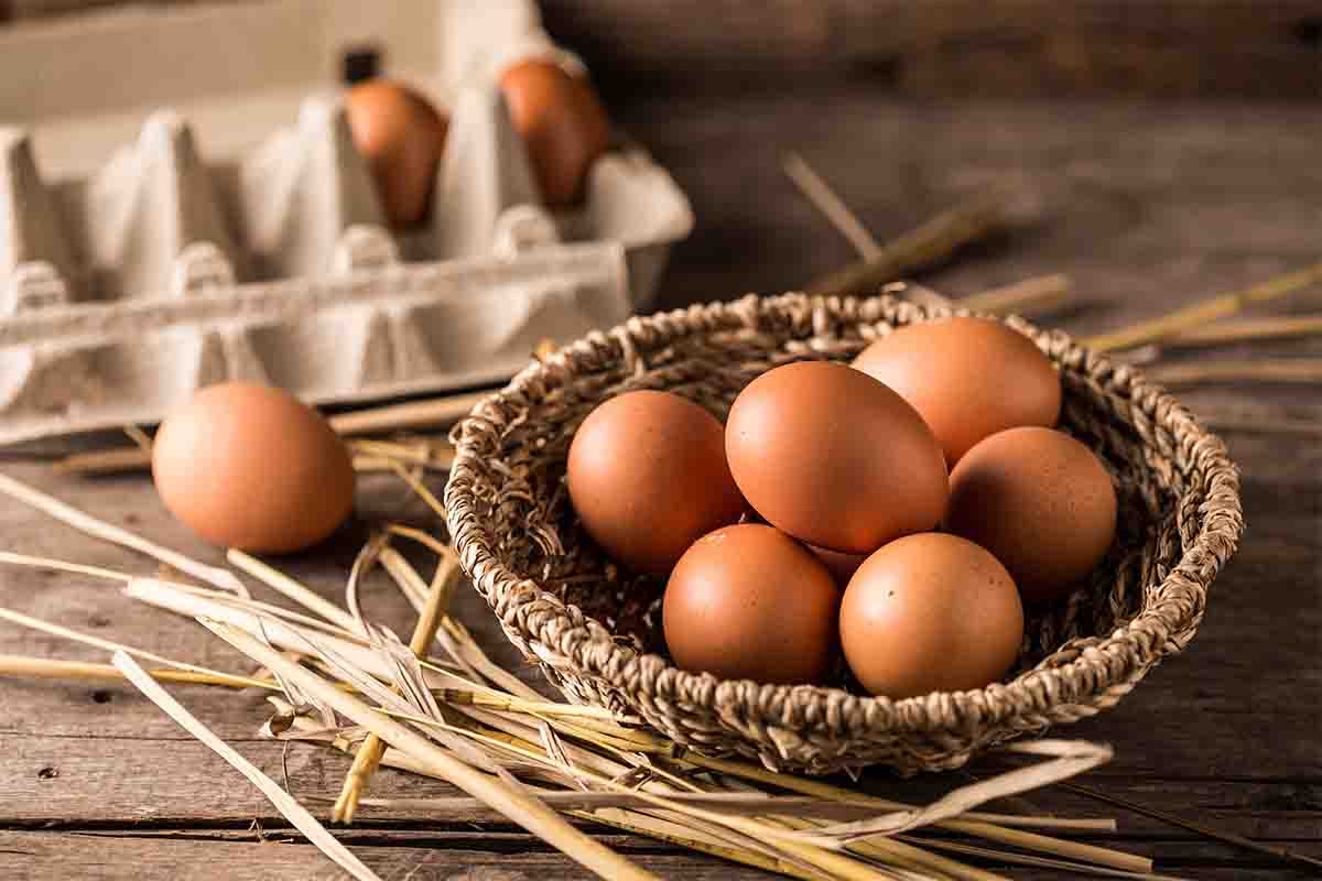 boglar_0002_eggs-wooden-table-background