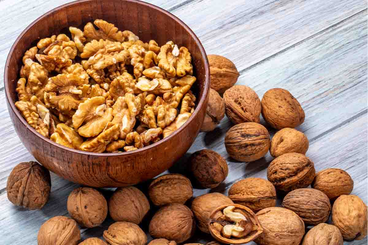 boglar_0004_side-view-bowl-with-walnuts-rustic
