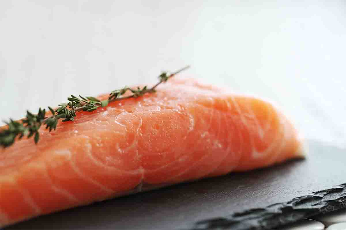 boglar_0006_raw-salmon-with-pink-salt-rosemary